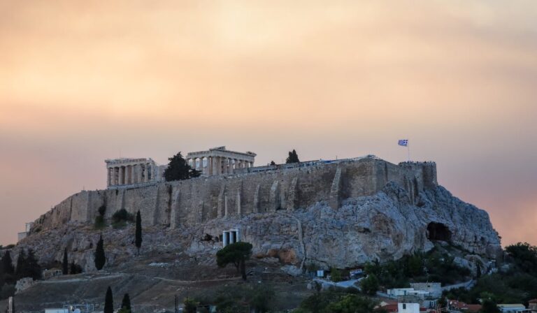 Απίστευτο βίντεο: Η Ακρόπολη «τυλιγμένη» στους καπνούς και η Πάρνηθα στις φλόγες σε ένα πλάνο 