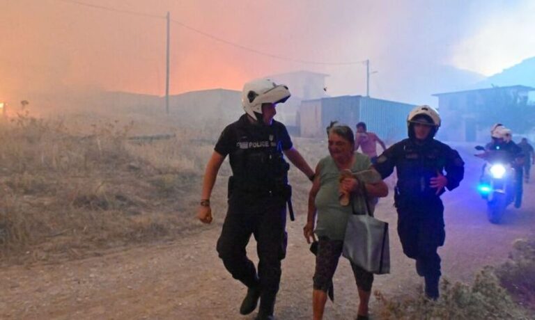 Στη μάχη με τα πύρινα μέτωπα και η Αστυνομία – «Κάνουμε το καθήκον μας» (βίντεο)