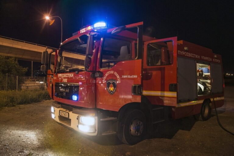 Πάτρα: Η στιγμή που νεαρός άντρας βάζει φωτιά σε σταθμευμένο αυτοκίνητο (βίντεο)