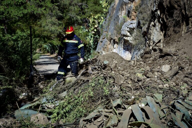 Ζαγόρι: Περιπέτεια για πέντε άτομα που εγκλωβίστηκαν στα χιόνια – Κινητοποιήθηκαν ΕΜΑΚ και Πυροσβεστική για τον απεγκλωβισμό τους