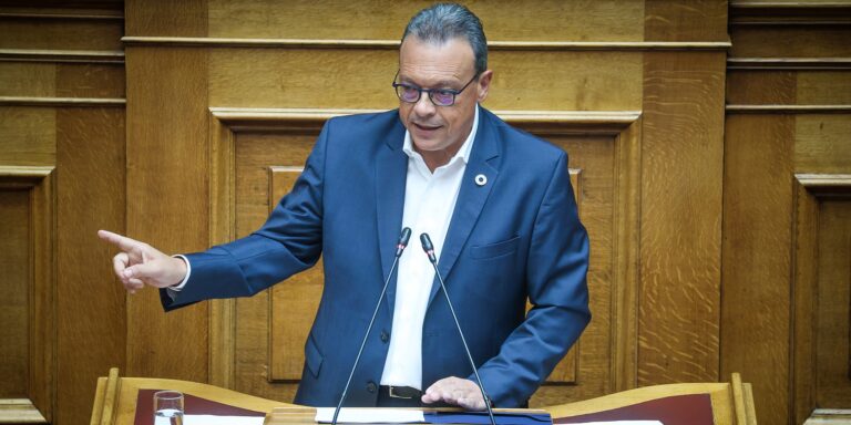 Ο Σωκράτης Φάμελλος στο βήμα της Βουλής μιλώντας για τις φωτιές