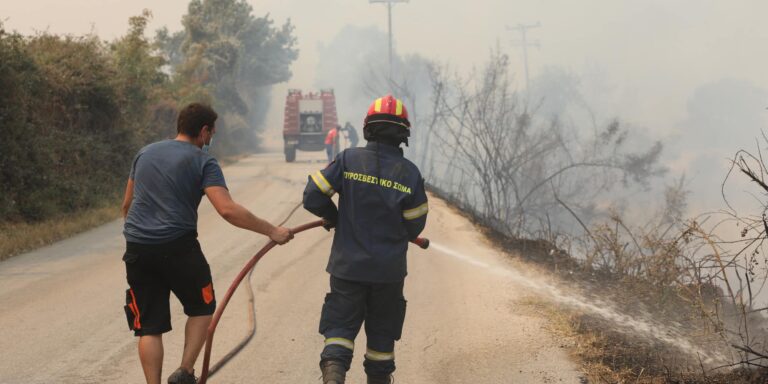 Μήνυμα του 112 για εκκένωση της περιοχής Κοτρωνιά Έβρου – Συνεχίζεται η μάχη στο πύρινο μέτωπο