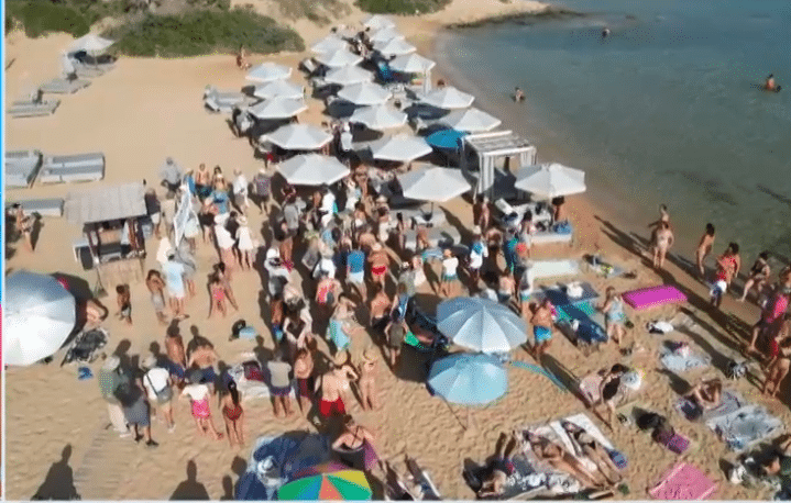 Πάρος: «Υπάρχουν παραλίες που είναι κατειλημμένες στο 100% χωρίς άδεια» – Πώς απαντά ο δήμαρχος στις καταγγελίες των πολιτών