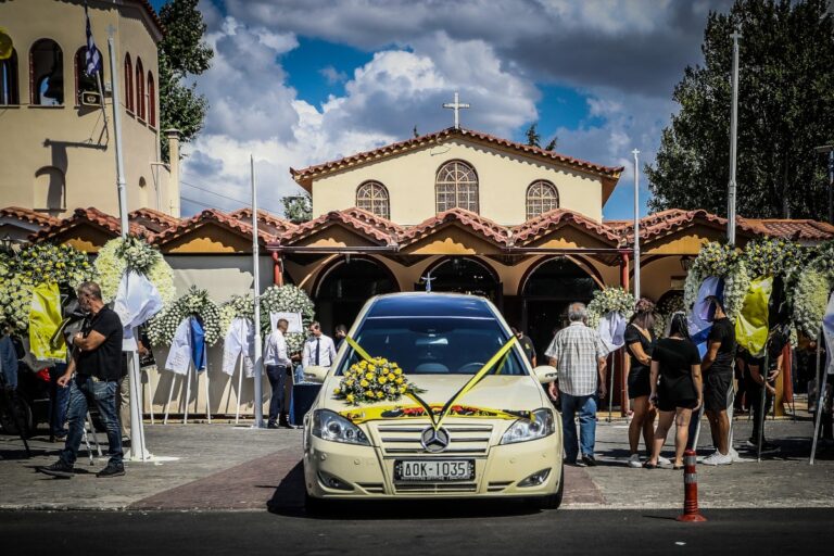 Μιχάλης Κατσουρής: «Πού σε πηγαίνουν παιδάκι μου» – Σπάραξε η μητέρα του στο τελευταίο «αντίο»