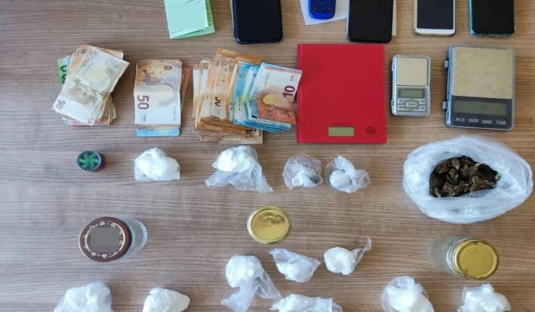 Χειροπέδες σε 2 άτομα για διακίνηση ναρκωτικών στα Ιωάννινα – Είχαν κοκαΐνη και κάνναβη (εικόνα)