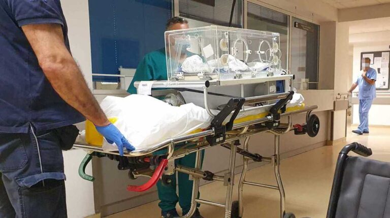 Στην Καβάλα μεταφέρθηκαν τα 11 νεογνά από το νοσοκομείο Αλεξανδρούπολης – Βελτιωμένη εικόνα της φωτιάς στο Νέστο (βίντεο)