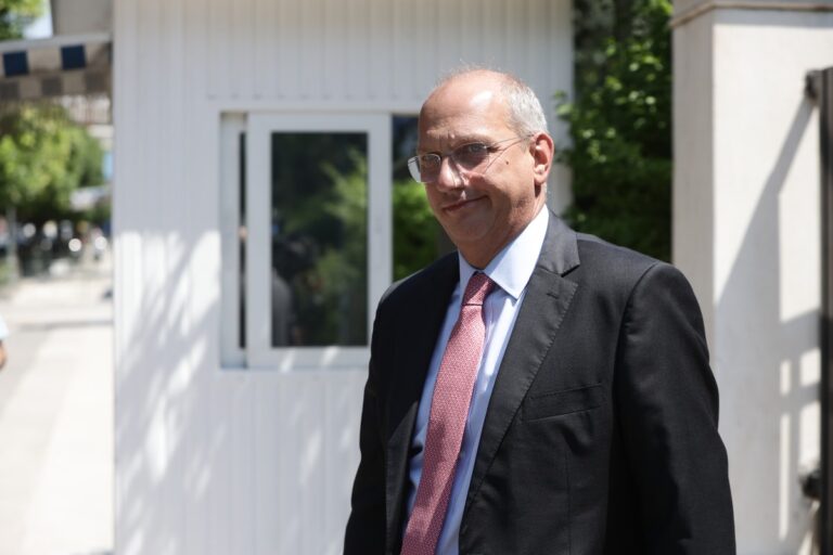 Οικονόμου: Αυστηρή αλλά απολύτως δίκαιη η μεταναστευτική πολιτική της χώρας