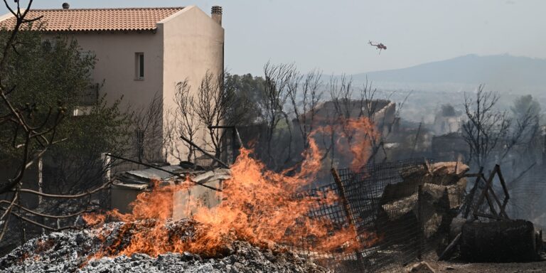 Συνελήφθη ο 45χρονος πρώην δικηγόρος για εμπρησμούς στον Αυλώνα – Ελεύθεροι οι προσαχθέντες από το Μενίδι