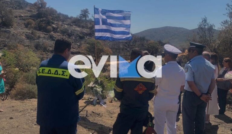 Πτώση Canadair στην Κάρυστο: Ράγισαν καρδιές στο μνημόσυνο για τους δύο πιλότους (εικόνες)