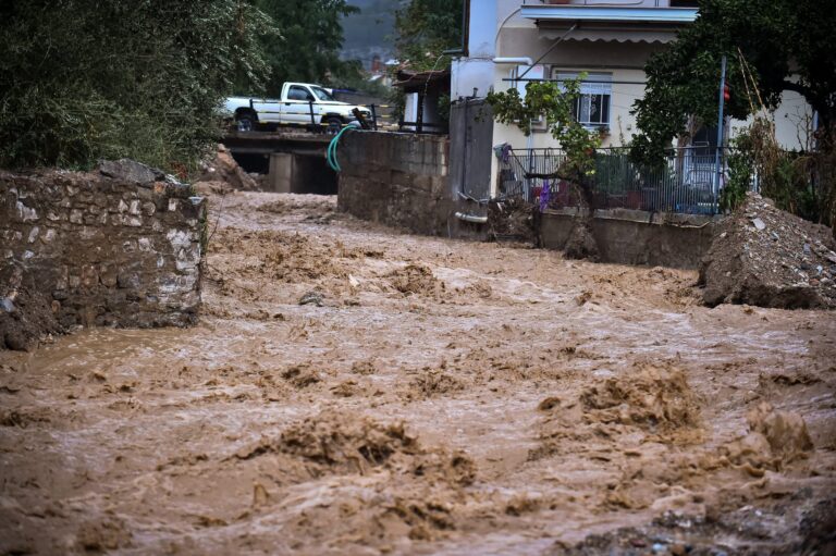 Βόλος: Δύσκολη βραδιά, υπερχείλισε ο Κραυσίδωνας – Χωρίς ρεύμα η πόλη (εικόνες & βίντεο)