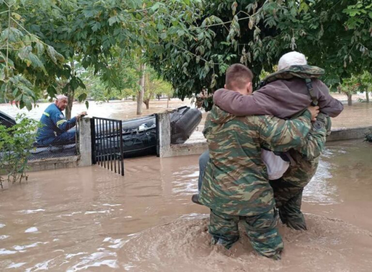 Νύχτα θρίλερ στη Θεσσαλία: Ολονύχτια μάχη της Πυροσβεστικής και του Στρατού για τους απεγκλωβισμούς