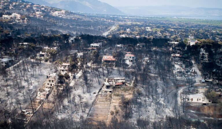 Δίκη για Μάτι: Οι νεκροί που γνώριζαν αλλά δεν ανακοίνωναν – Εν αναμονή της εισαγγελικής αγόρευσης οι συγγενείς των θυμάτων, που περιμένουν δικαίωση 