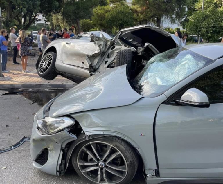 Τροχαίο-σοκ στη Γλυφάδα: Αυτοκίνητο πέρασε μέσα από πάρκο (βίντεο)