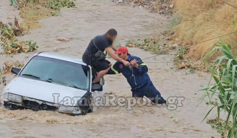 Κακοκαιρία στη Λαμία: Η στιγμή διάσωσης οδηγού από τα ορμητικά νερά του Ξηριά (βίντεο)