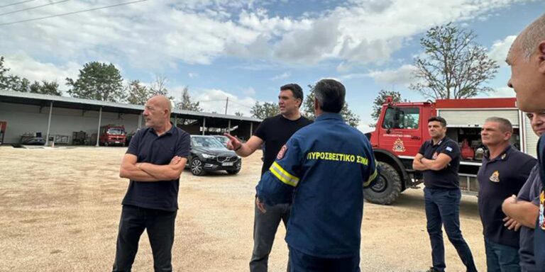 Στη Θεσσαλία ο Κικίλιας: Επισκέφτηκε κατοίκους χωριών που «χτυπήθηκαν» από την κακοκαιρία