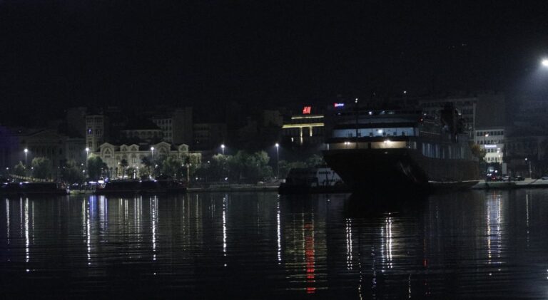 Τραγωδία στον Πειραιά: Πνίγηκε όταν πήδηξε να προλάβει το πλοίο