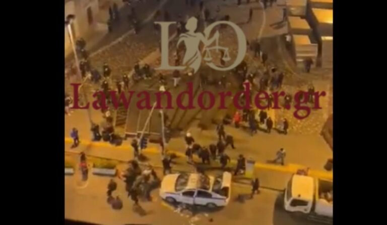 Αποκλειστικό L&O: Σοκαριστικά βίντεο από την επίθεση σε περιπολικό στο Μοναστηράκι – «Αφωνία» από το κέντρο επιχειρήσεων