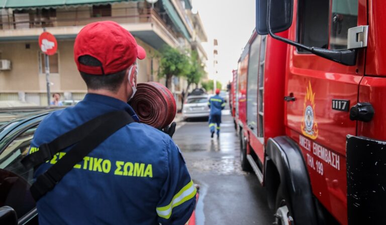 Υπό έλεγχο η φωτιά σε εγκαταλελειμμένο κτίριο στο κέντρο της Αθήνας