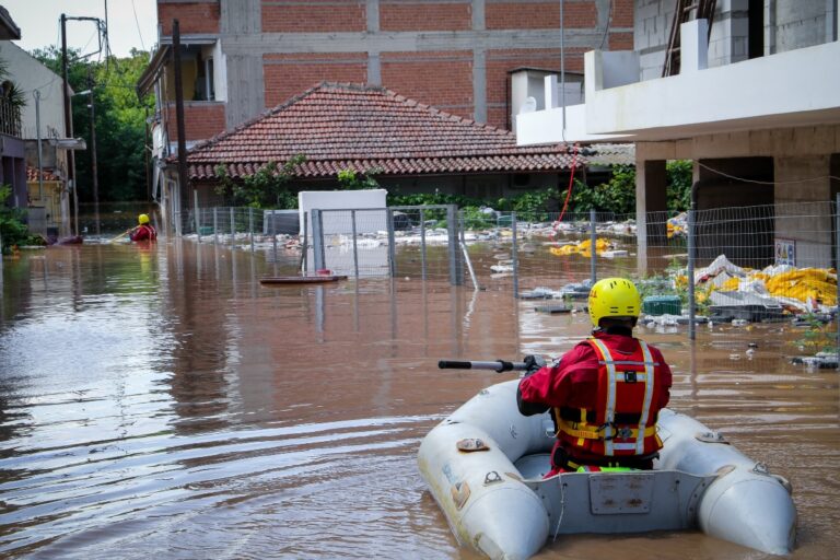 Συγκλονίζουν μαρτυρίες πυροσβεστών από τη Θεσσαλία: «Την ώρα που ήμουν στο Κέντρο Επιχειρήσεων, είδα το σπίτι του παππού μου να πέφτει»