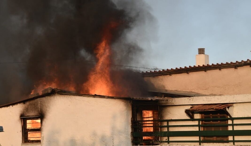 Σπίτι τυλίχθηκε στις φλόγες από την φωτιά της Πεντέλης