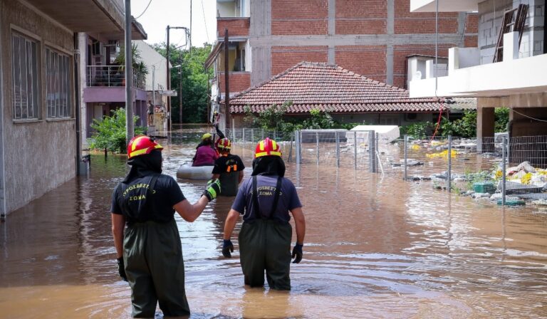 Η στιγμή που η Πυροσβεστική απεγκλωβίζει ένα σκυλί από την πλημμύρα – Συγκινητικό βίντεο