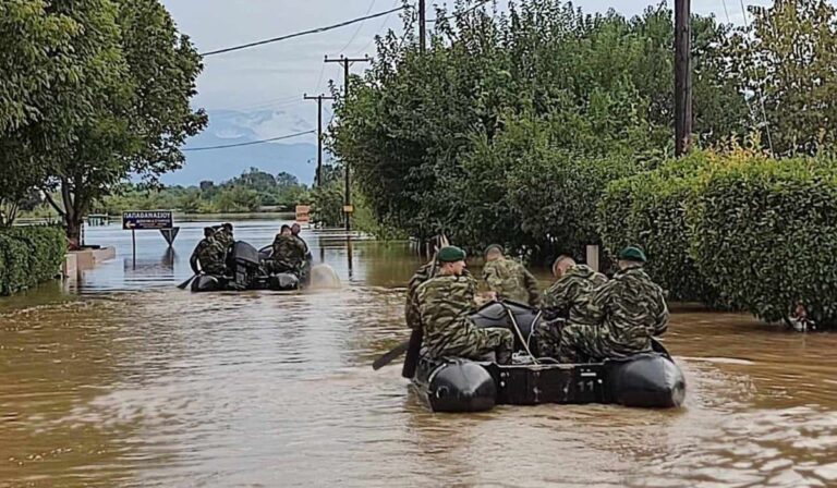 Οι Ένοπλες Δυνάμεις συνδράμουν και στην περισυλλογή νεκρών ζώων στη Θεσσαλία – Επιχειρούν πάνω από 400 άτομα