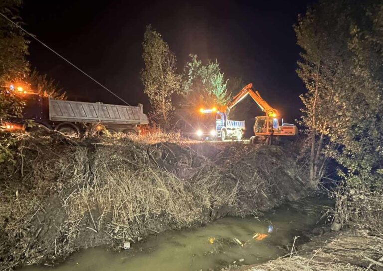 Συνεχίστηκαν και κατά τη διάρκεια της νύχτας οι εργασίες καθαρισμού και αποκατάστασης σε περιοχές της Θεσσαλίας