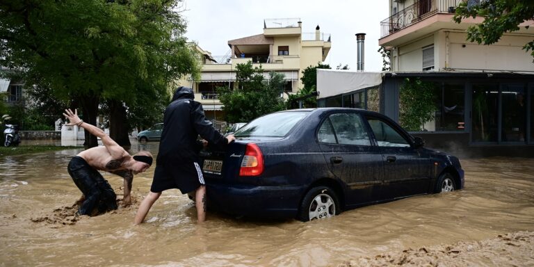 Βόλος: Υπερχείλισε ο χείμαρρος Κραυσίδωνας – Πλημμυρίζουν συνοικίες