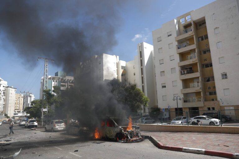 Επίθεση Χαμάς στο Ισραήλ με ρουκέτες και ενόπλους – Ισραηλινά αεροπορικά πλήγματα στη Γάζα