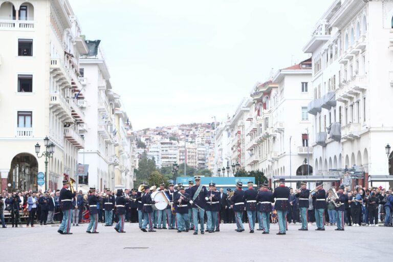 Θεσσαλονίκη: Εντυπωσιακή η επίδειξη των σπουδαστών της ΣΣΑΣ και των ένστολων τενόρων στην πλ. Αριστοτέλους (εικόνες & βίντεο)