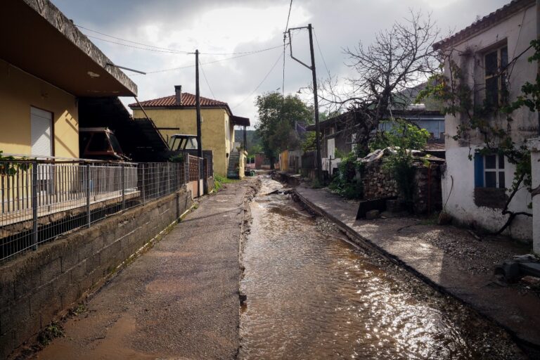 Με τη συμβολή μηχανημάτων των Ενόπλων Δυνάμεων η αποκατάσταση ζημιών σε υποδομές της Β. Ευβοίας