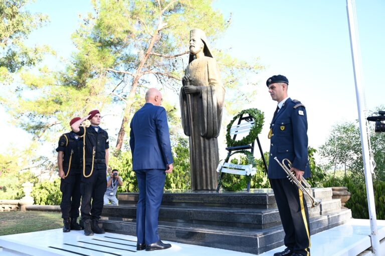 Στην Κύπρο ο Δένδιας – Κατέθεσε στεφάνι στον ανδριάντα του Αρχιεπισκόπου Μακαρίου Γ’ (εικόνες)