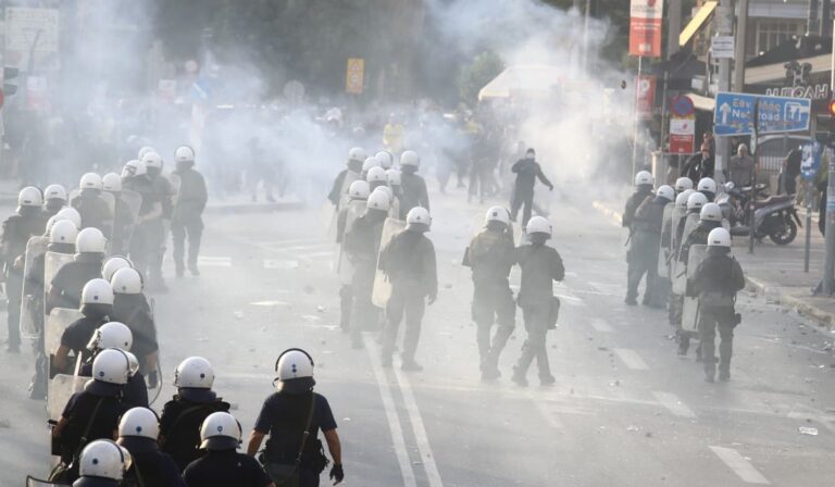 Επεισόδια στη Νέα Φιλαδέλφεια έξω από τη θύρα που φιλοξενούνται οι οπαδοί του Άγιαξ (εικόνες & βίντεο)