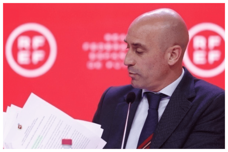 Η FIFA απέκλεισε τον Λουίς Ρουμπιάλες για τρία χρόνια