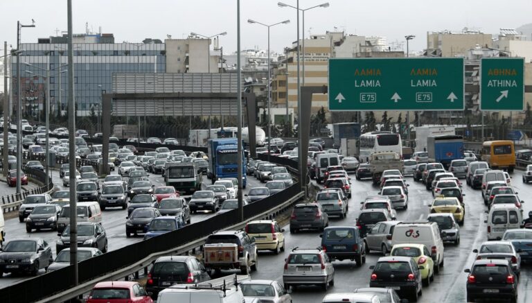 28η Οκτωβρίου: Αυξημένα τα μέτρα της Τροχαίας εν όψει του τριημέρου – Απαγόρευση κυκλοφορίας για φορτηγά άνω των 3,5 τόνων 