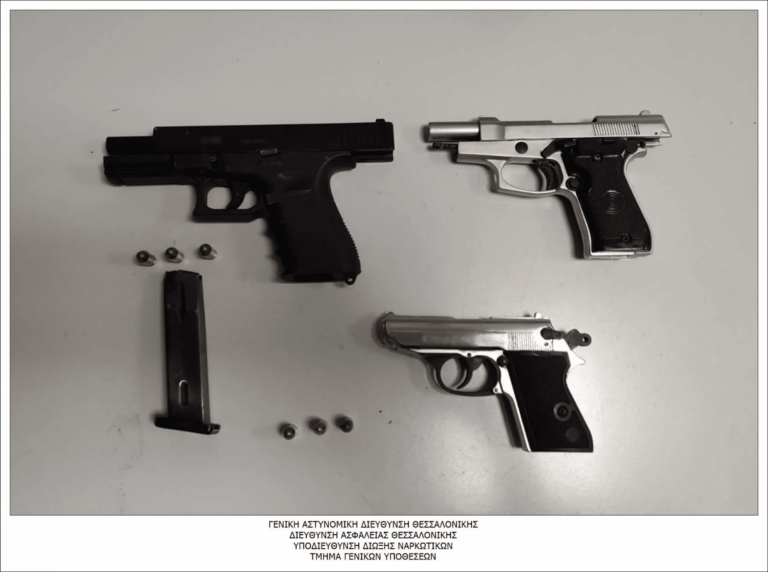 Θεσσαλονίκη: Πιστόλια, φυσίγγια, ναρκωτικά, σπαθί βρέθηκαν στο σπίτι του 40χρονου που πυροβόλησε 29χρονο (εικόνες)
