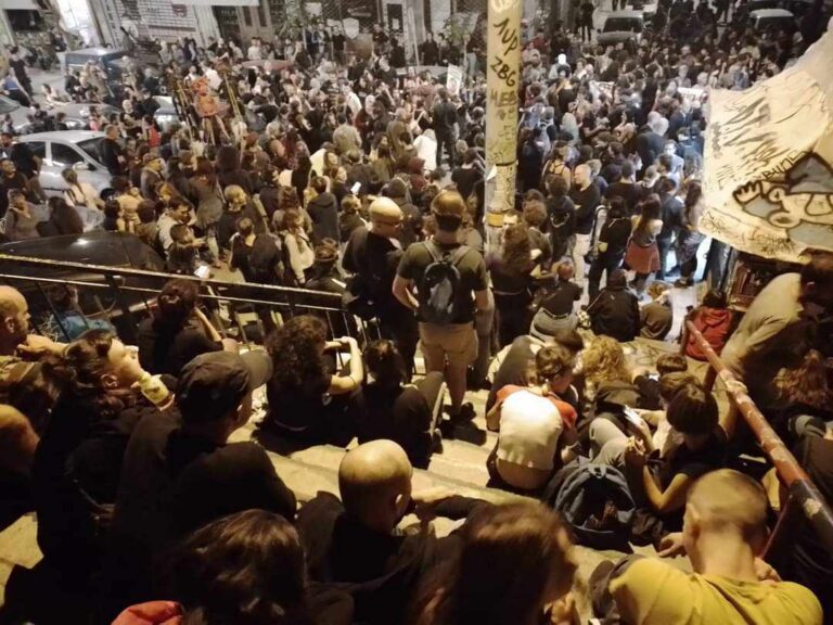 Πορεία στα Εξάρχεια με πάνω από 200 άτομα για τα κομμένα δέντρα στην πλατεία