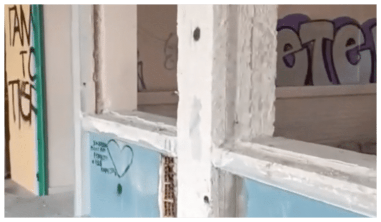 Καταγγελία για σχολείο στο Αιγάλεω: «Είναι σαν να είμαστε σε εμπόλεμη κατάσταση» (βίντεο)