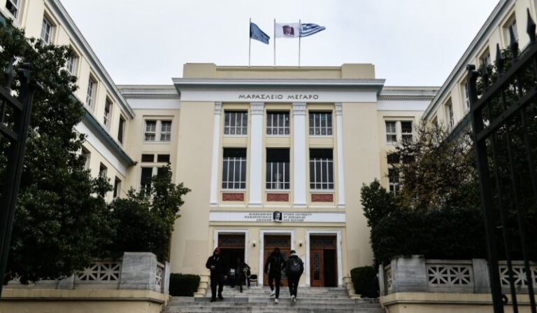 ΑΣΟΕΕ: Επίθεση κουκολουφόρων σε τηλεοπτικό συνεργείο της ΕΡΤ