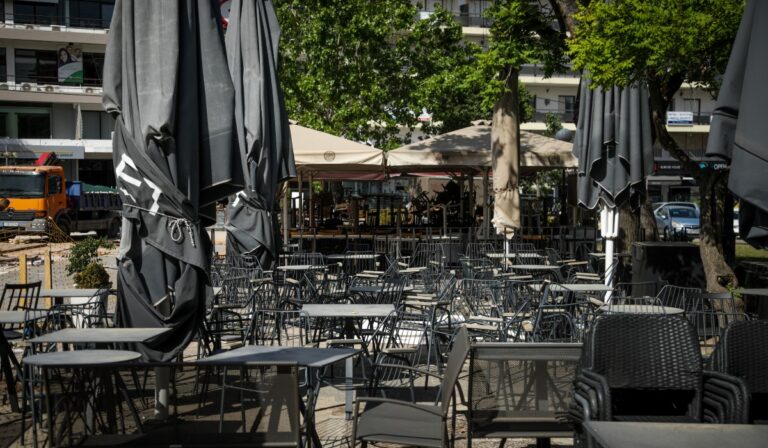 Θεσσαλονίκη: Ένοπλοι ληστές μπαίνουν σε καφετέρια αλλά φεύγουν τρέχοντας μόλις η υπάλληλος του σπρώχνει (βίντεο)