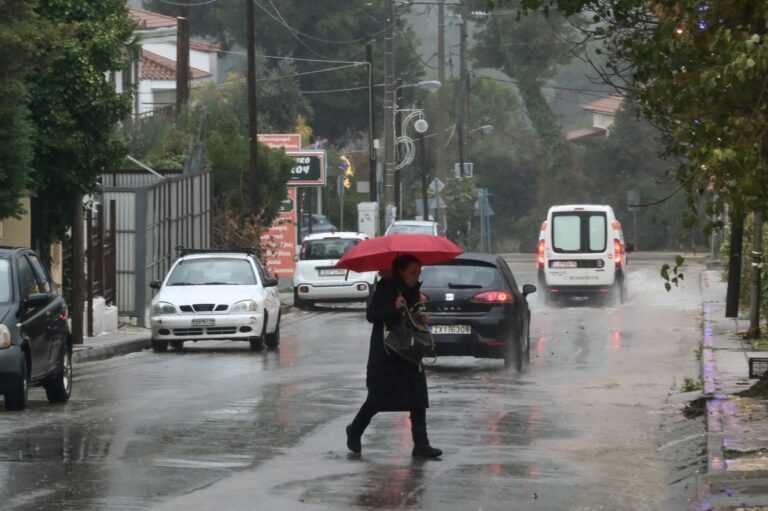 Η κακοκαιρία Elias «χτύπησε» την Αττική – Μήνυμα από το 112 να αποφεύγονται οι άσκοπες μετακινήσεις