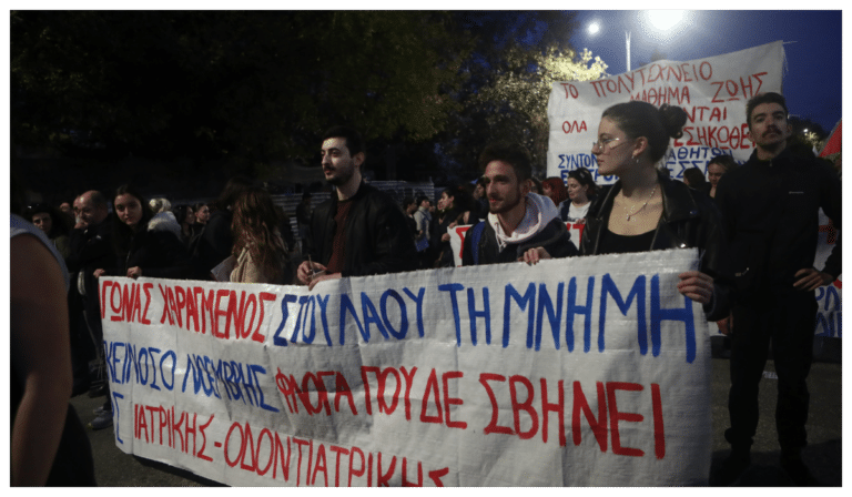 Η πορεία για την 50η επέτειο του Πολυτεχνείου μέσα από εικόνες – 20.000 άτομα στο κέντρο της Αθήνας (εικόνες)