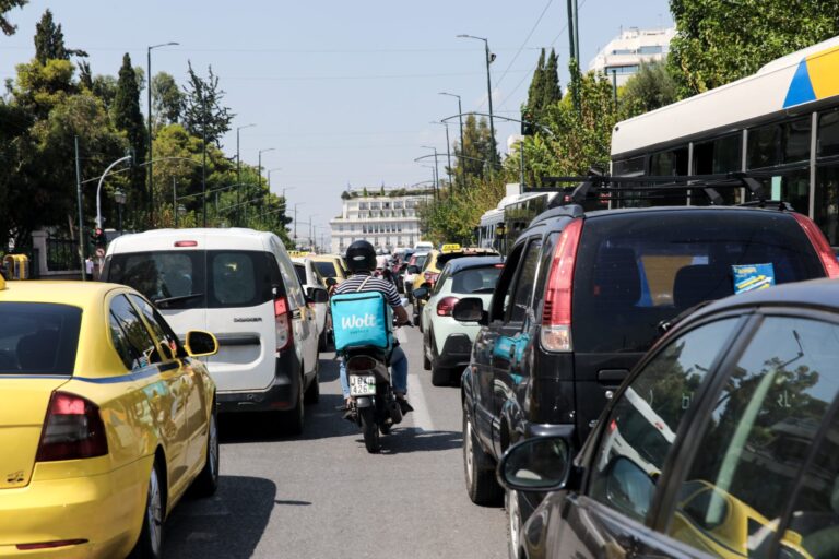 Τροχαίο με τραυματία στην Κηφισίας – Στο «κόκκινο» η κίνηση