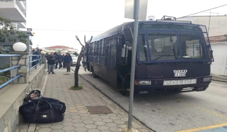 Έμεινε το λεωφορείο που μετέφερε αστυνομικούς στη Θεσσαλονίκη