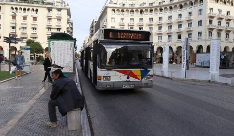 Θεσσαλονίκη: Αναστάτωση από τη σύγκρουση λεωφορείου του ΟΑΣΘ με δίκυκλο