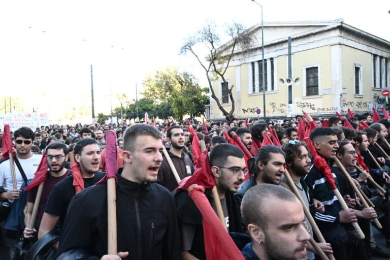 Σε εξέλιξη η μεγάλη πορεία για την 50η επέτειο του Πολυτεχνείου – Απροσπέλαστο το κέντρο της Αθήνας, 9 προσαγωγές (εικόνες) 