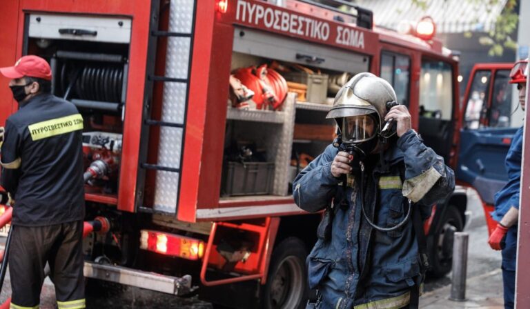 Πυρκαγιά σε δομή φιλοξενίας αστέγων στην Αχαρνών – Ένα άτομο στο νοσοκομείο