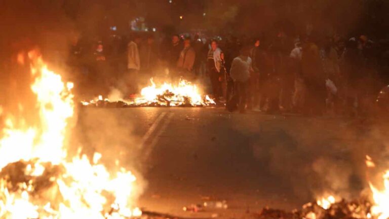 Νύχτα κόλασης στην Ελλάδα με Ρομά και αστυνομία μετά τη δολοφονία του 17χρονου! Τραυματίστηκε ο δήμαρχος Αλιάρτου (εικόνες & βίντεο)