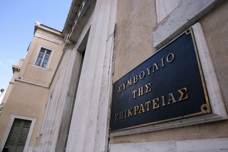 Υγειονομικοί κατά 19 δικαστών του ΣτΕ που απέρριψαν την αίτησή τους για υποχρεωτικό εμβολιασμό