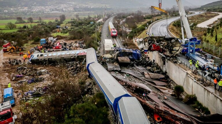 Τραγωδία στα Τέμπη: Εκτεθειμένα σε… χωράφι συντρίμμια από τα βαγόνια οκτώ μήνες μετά! – «Δεν σεβάστηκαν τίποτα» (βίντεο & εικόνες)